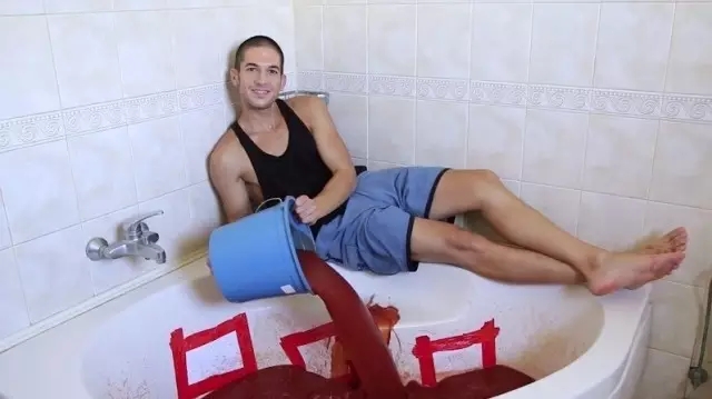 真正的辣眼睛！外国小伙全身浸泡辣椒浴 还边泡边吃