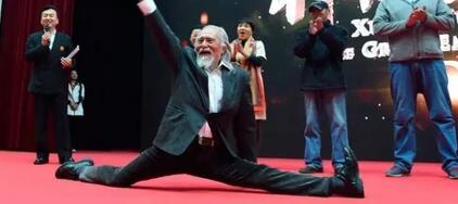 我今年80，我爬山、滑冰、有腹肌，你呢？